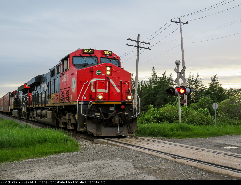 CN 3821 leads 402 at Joseph-Paradis road